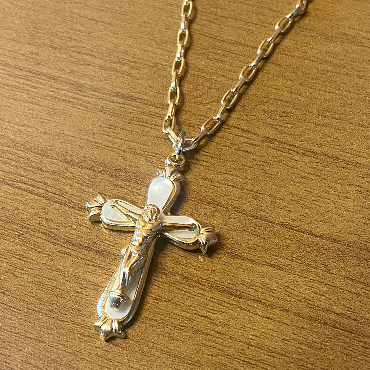 CORRENTE DOURADA COM CRUCIFIXO BRANCO   (1 UNIDADE)