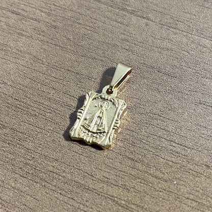 PINGENTE DOURADO QUADRADO NOSSA SENHORA APARECIDA E SÃO JUDAS TADEU  (6 UNIDADES)