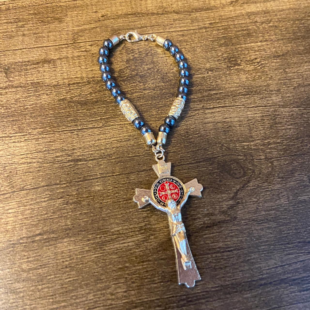DEZENA PARA CARRO HEMATITA CRUCIFIXO SÃO BENTO 06MM (3 UNIDADES)