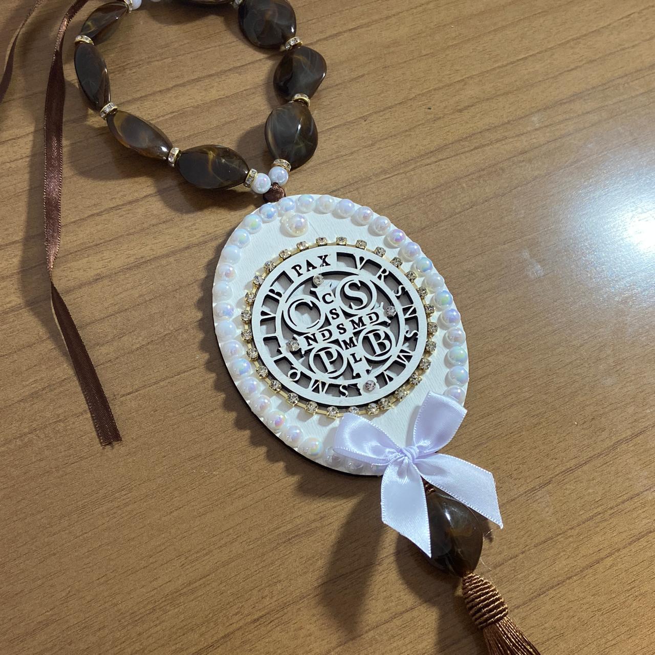 ADORNO COM PEDRARIA MEDALHA SÃO BENTO MDF E STRASS 40CM (1 UNIDADE)