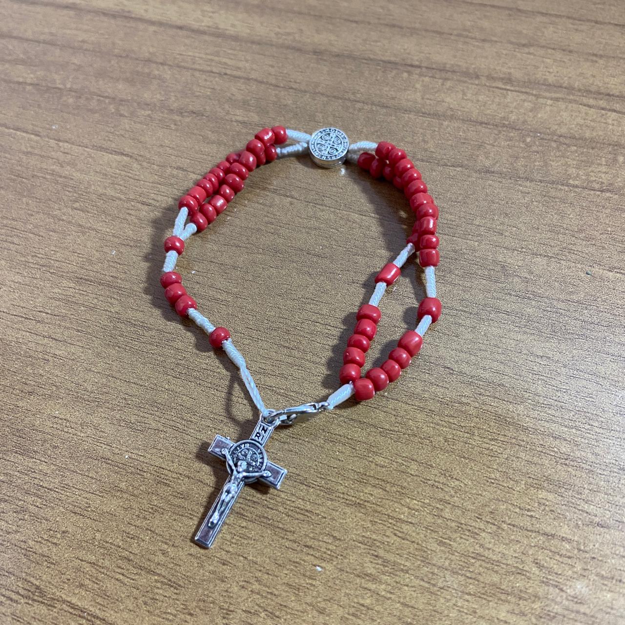 TERÇO PULSEIRA MIÇANGA VERMELHA MEDALHA SÃO BENTO 4MM (6 UNIDADES)