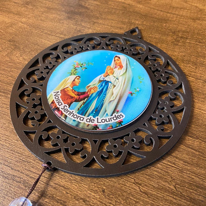 MANDALA MDF TABACO NOSSA SENHORA DE LOURDES 26CM (1 UNIDADE)