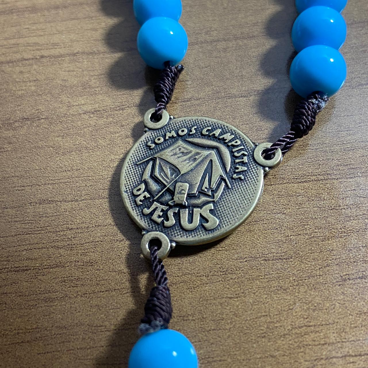 TERÇO PÉROLA AZUL CAMPISTA MEDALHA SÃO BENTO 10MM (1 UNIDADE)