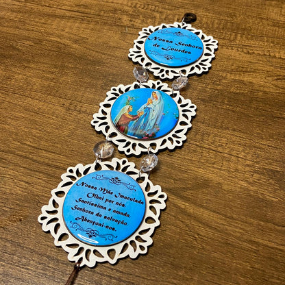 ADORNO TRIPLO REDONDO BRANCO NOSSA SENHORA DA LOURDES (1 UNIDADE)