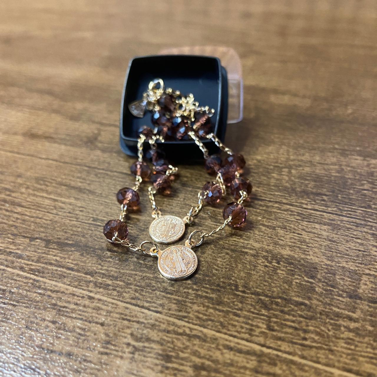 PULSEIRA ESCAPULÁRIO CRISTAL VINHO TRANSPARENTE MEDALHA SÃO BENTO  (3 UNIDADES)