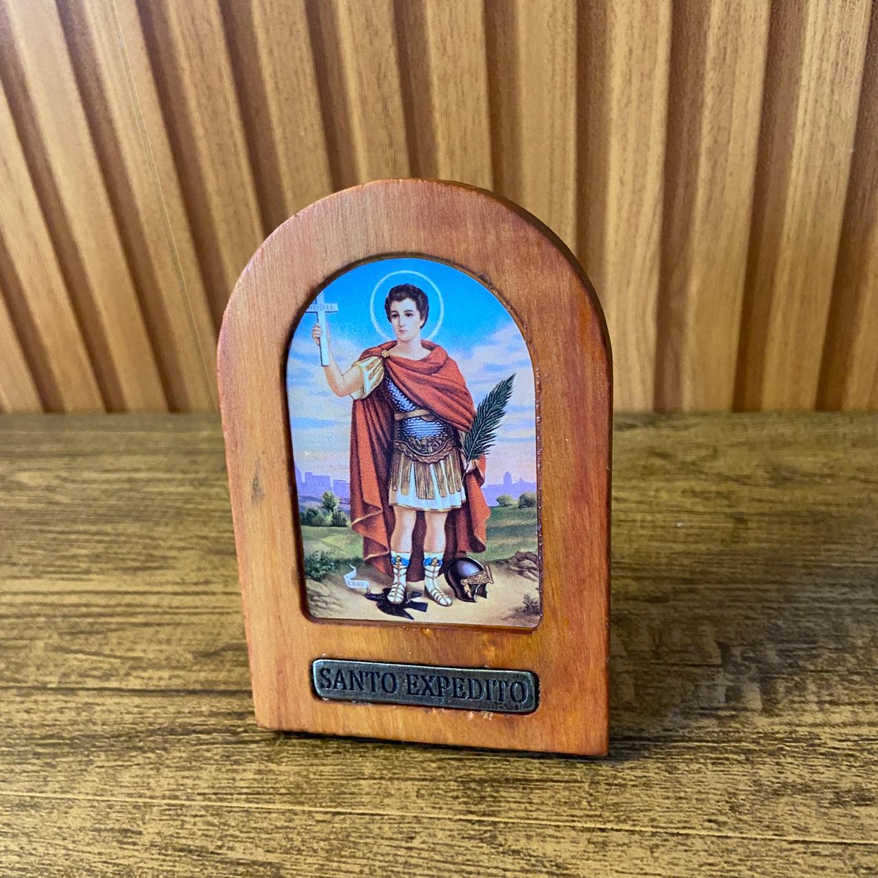 ADORNO DE MESA MADEIRA RESINADA SANTO EXPEDITO 11CM (1 UNIDADE)