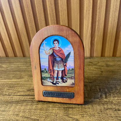 ADORNO DE MESA MADEIRA RESINADA SANTO EXPEDITO 11CM (1 UNIDADE)