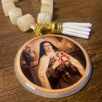 DEZENA PEDRARIAS MEDALHÃO DE RESINADO SANTA TERESINHA 12MM (1 UNIDADE)