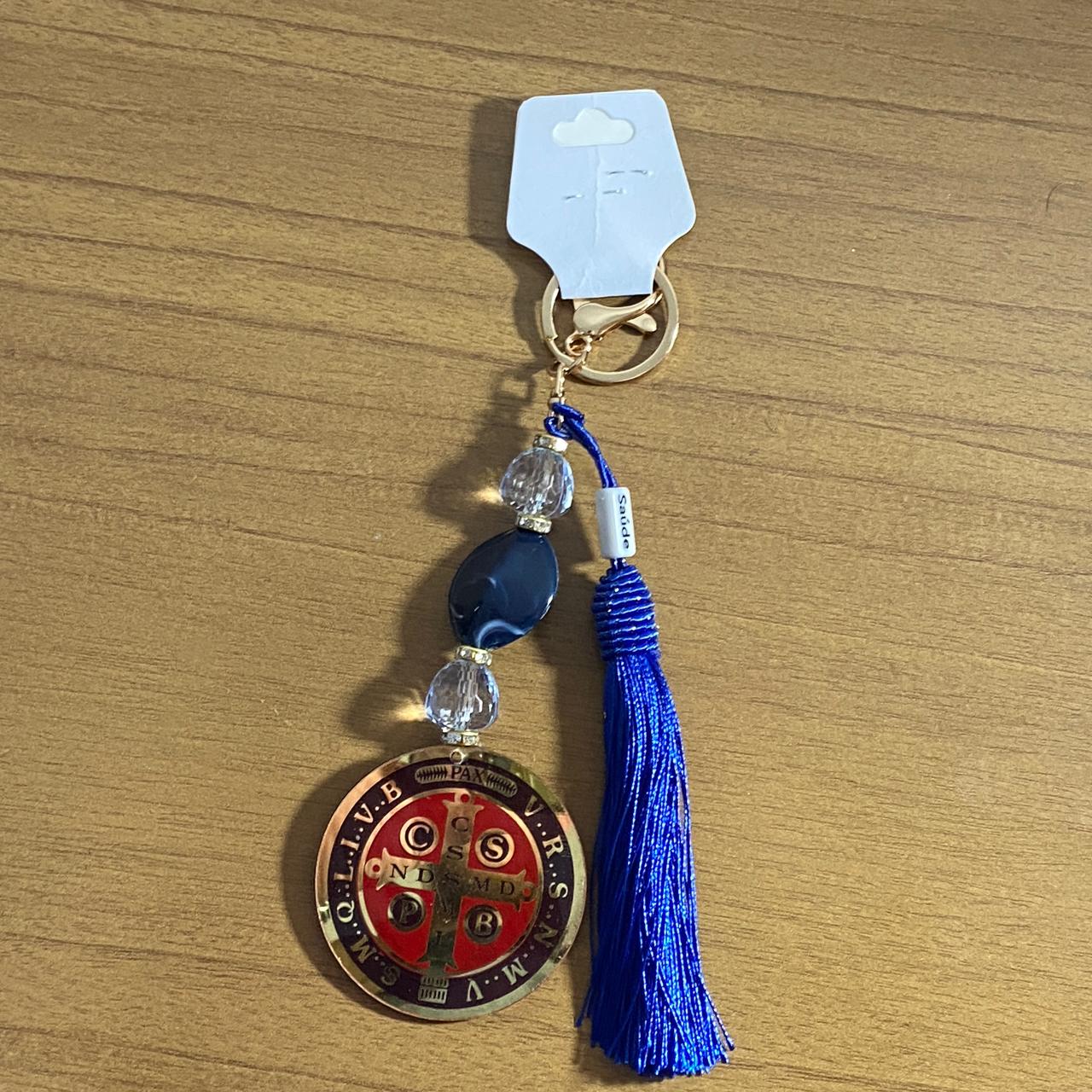 CHAVEIRO DE PEDRARIAS MEDALHA SÃO BENTO EM ACRÍLICO (1 UNIDADE)