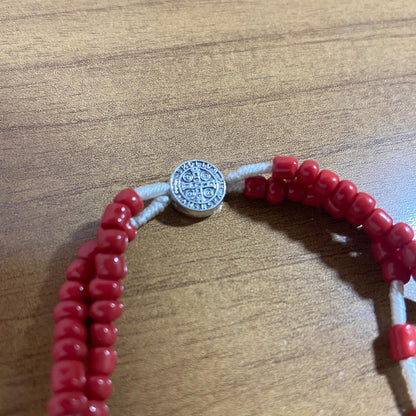 TERÇO PULSEIRA MIÇANGA VERMELHA MEDALHA SÃO BENTO 4MM (6 UNIDADES)