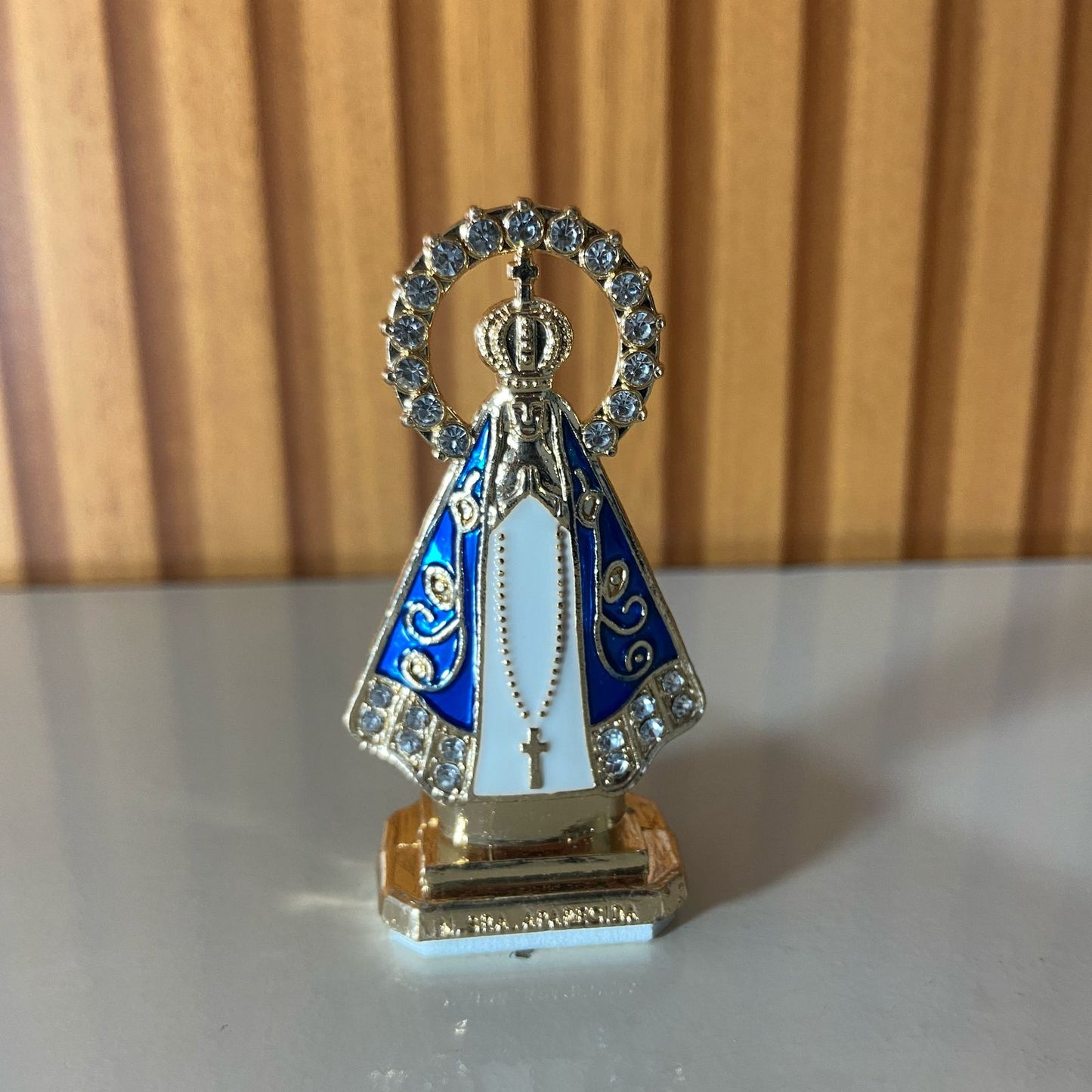 IMAGEM NOSSA SENHORA APARECIDA COM AUREOLA PARA CARRO BRANCO 06CM  (12 UNIDADES)