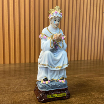 IMAGEM DE RESINA NACIONAL NOSSA SENHORA DE SALETTE CHORANDO 16,5CM (1 UNIDADE)