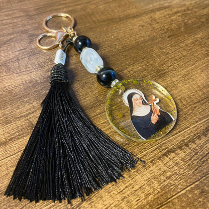 CHAVEIRO DE PEDRARIAS SANTA RITA EM RESINA (1 UNIDADE)