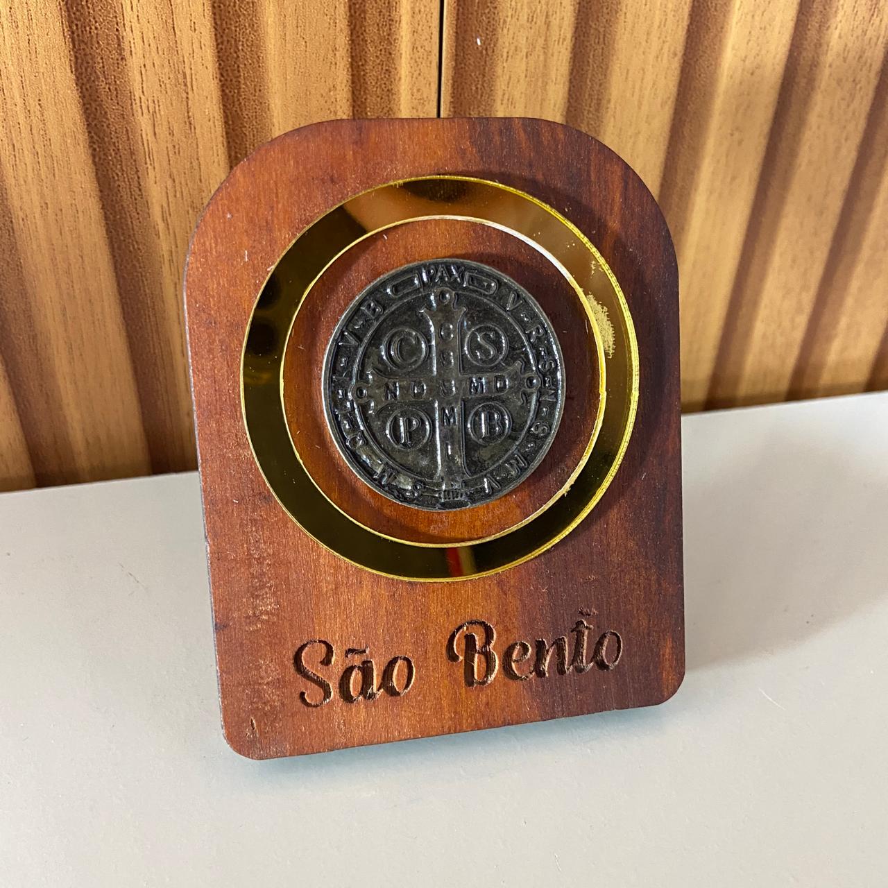 ADORNO DE MESA MADEIRA MEDALHA SÃO BENTO DE METAL COM ACRÍLICO 9,5CM(1 UNIDADE)