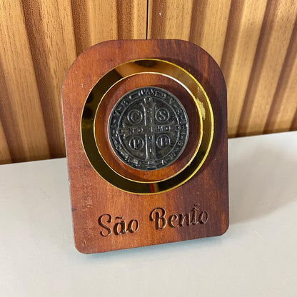 ADORNO DE MESA MADEIRA MEDALHA SÃO BENTO DE METAL COM ACRÍLICO 9,5CM(1 UNIDADE)