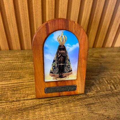 ADORNO DE MESA MADEIRA RESINADA NOSSA SENHORA APARECIDA 11CM (1 UNIDADE)