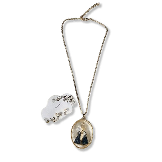 CORRENTE DOURADA GOTA COM BRINCO NOSSA SENHORA APARECIDA MADREPÉROLA  (1 UNIDADE)