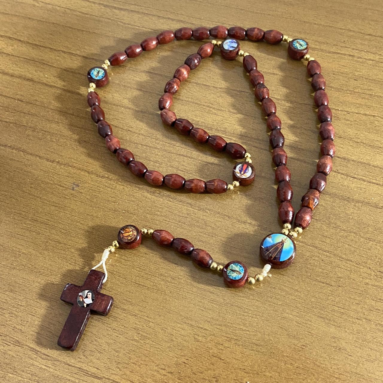 TERÇO DE MADEIRA SANTOS SORTIDOS 7 MEDALHAS  (12 UNIDADES)