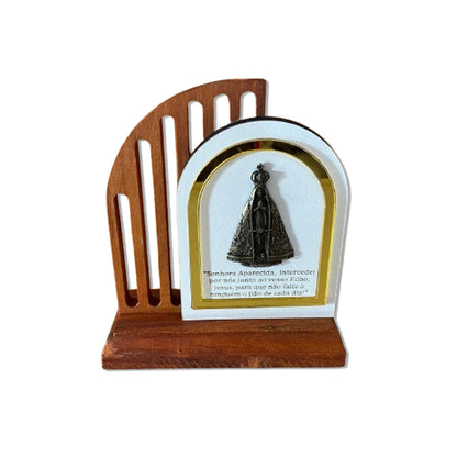 ADORNO DE MESA MADEIRA NOSSA SENHORA APARECIDA DE METAL COM ORAÇÃO 14CM(1 UNIDADE)