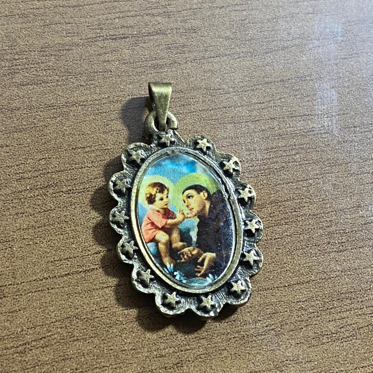 PINGENTE OURO VELHO RESINADO SANTO ANTÔNIO  (6 UNIDADES)
