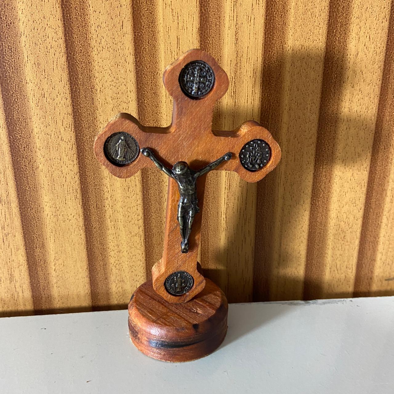 CRUCIFIXO MADEIRA DE MESA MEDALHA SÃO BENTO E NOSSA SENHORA DAS GRAÇAS 10,5CM (1 UNIDADE)