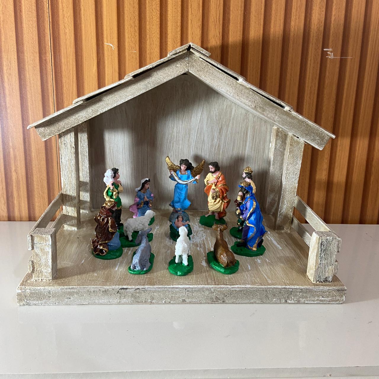 CASINHA COM PRESÉPIO DE RESINA NACIONAL 12 PEÇAS 07CM (CONJUNTO)