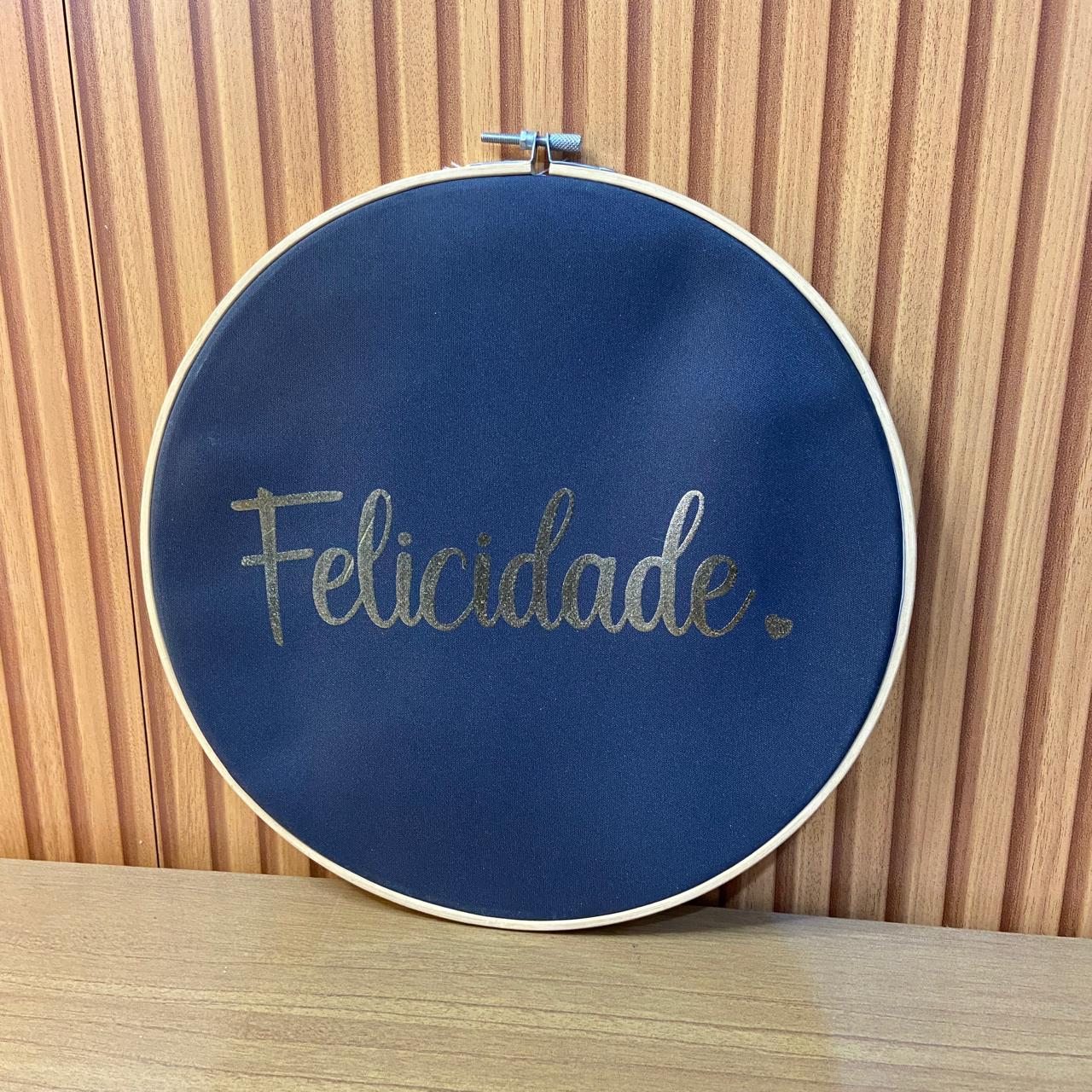 QUADRO DE TECIDO COM MOLDURA DE BAMBU FELICIDADE (1 UNIDADE)