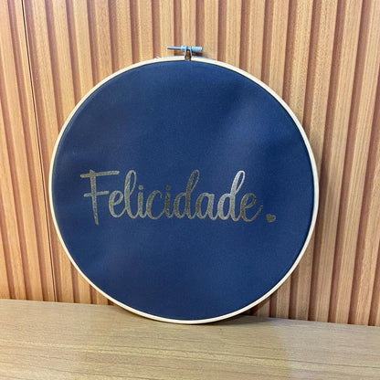 QUADRO DE TECIDO COM MOLDURA DE BAMBU FELICIDADE (1 UNIDADE)