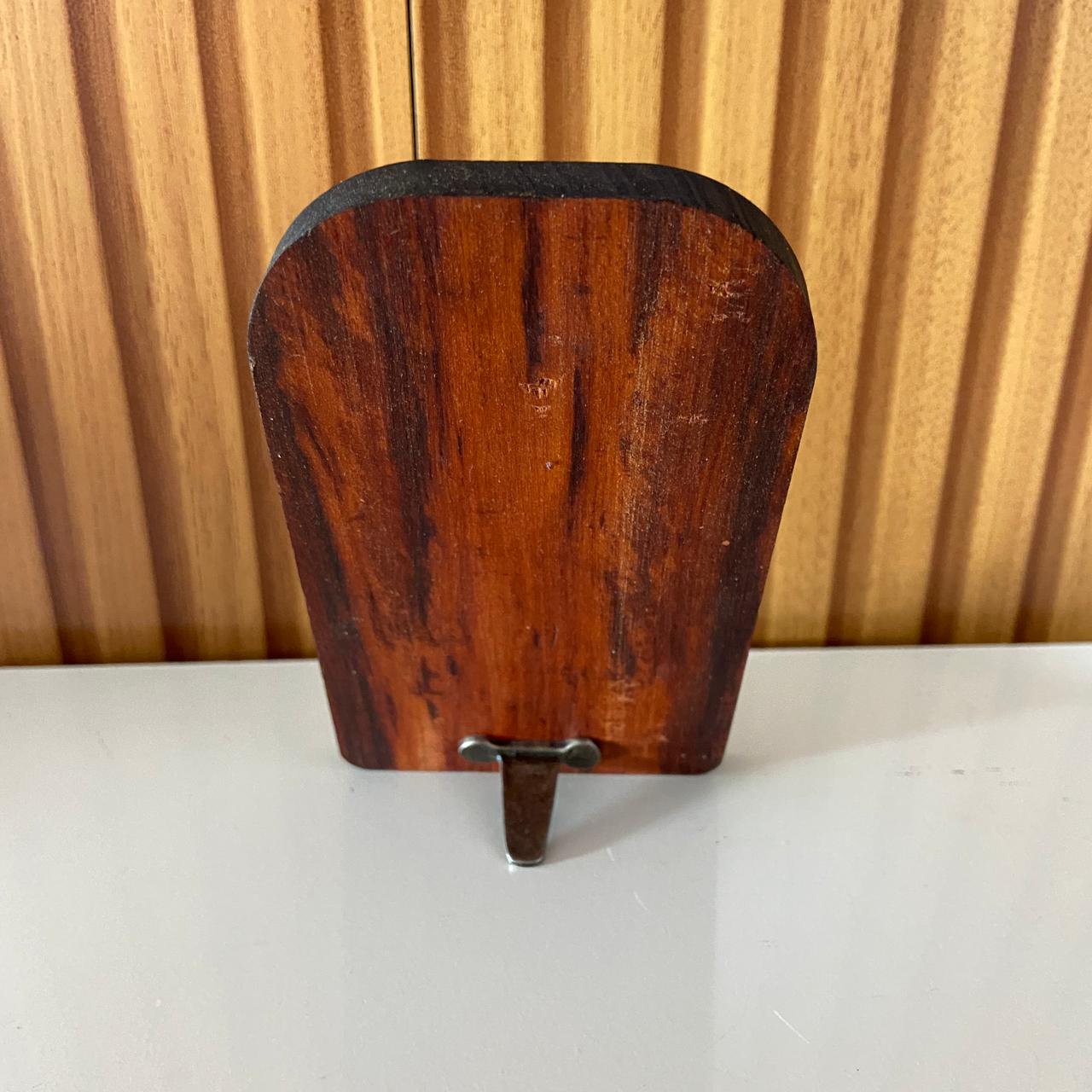 ADORNO DE MESA MADEIRA CRUCIFIXO MEDALHA SÃO BENTO DE METAL COM ACRÍLICO 13CM(1 UNIDADE)