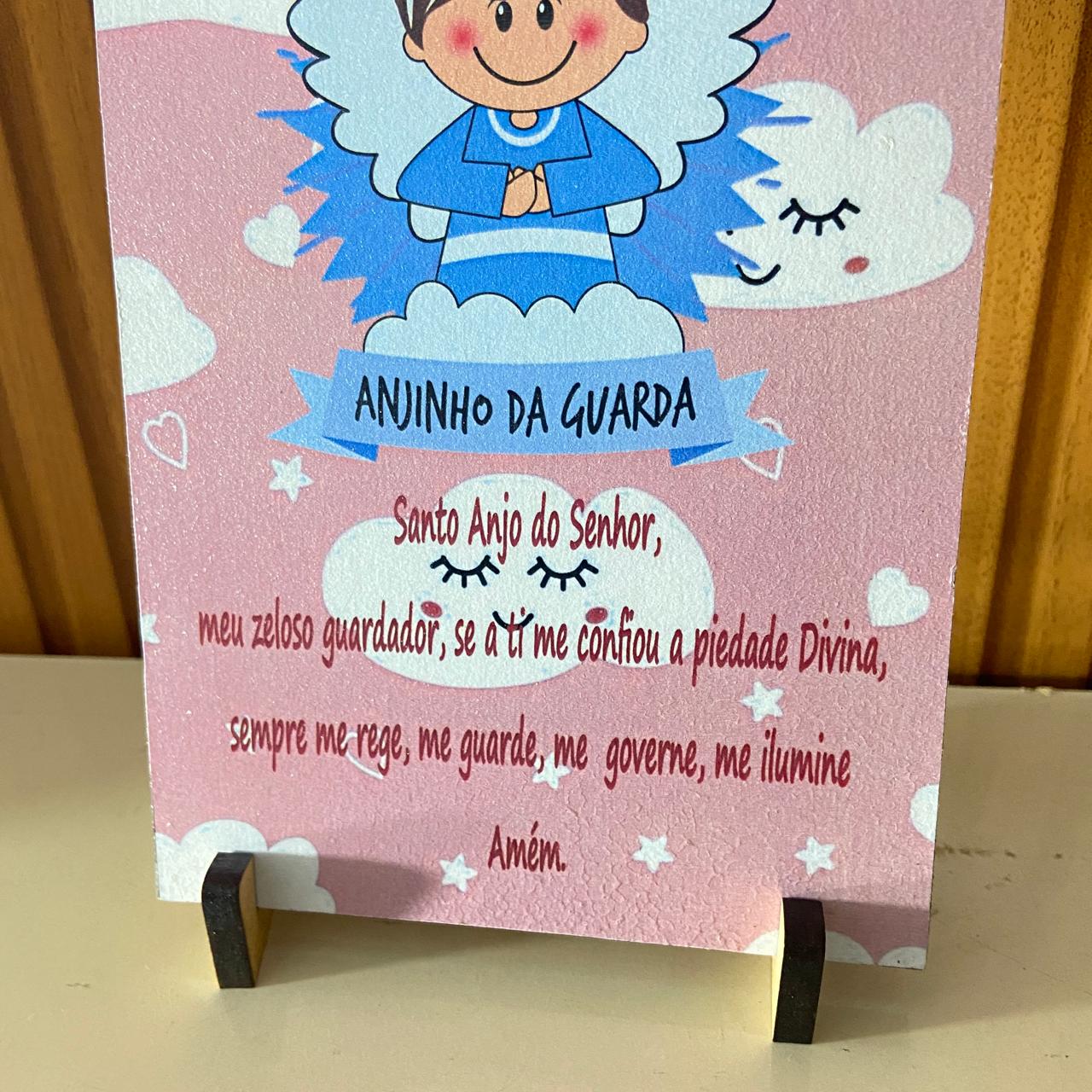 PLAQUINHA DE MESA MDF RESINADO ANJINHO DA GUARDA ROSA  19CM x 13CM  (1 UNIDADE)
