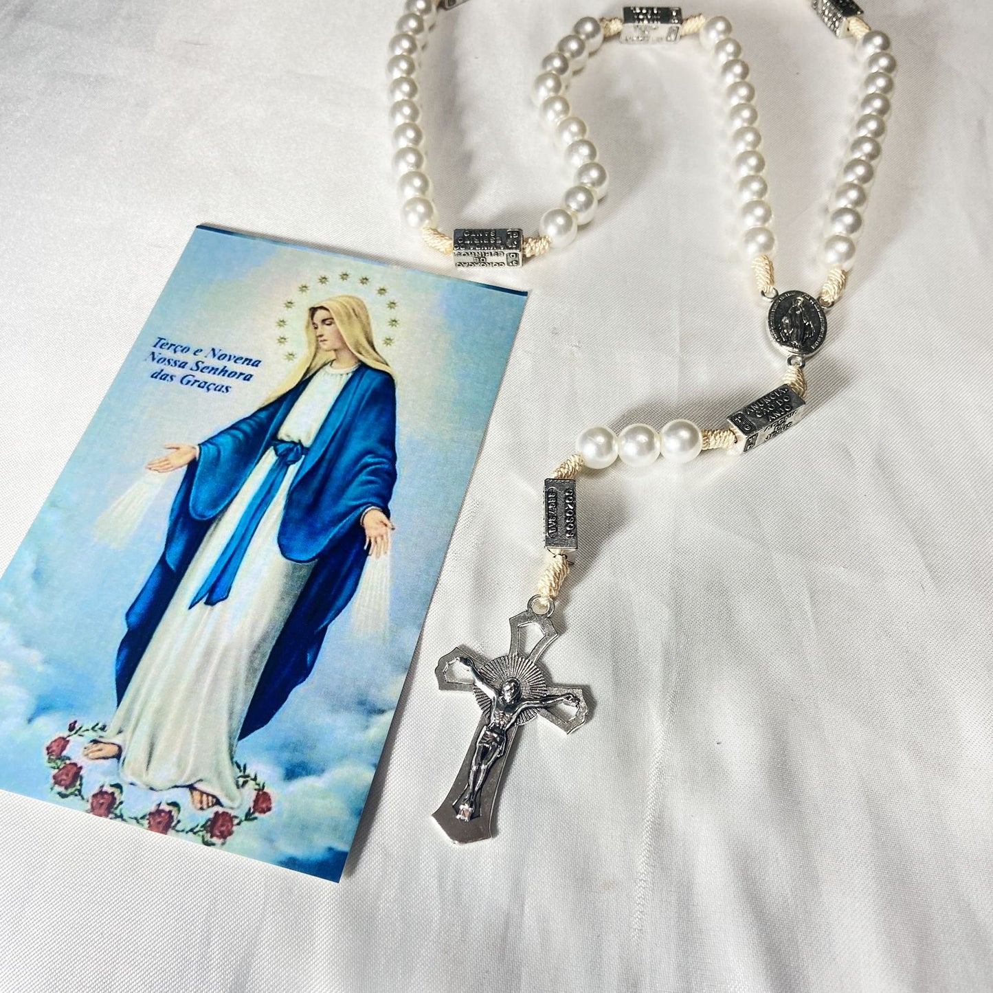 TERÇO PÉROLA CONTEMPLAÇÃO DOS MISTÉRIOS NOSSA SENHORA DAS GRAÇAS 10MM (1 UNIDADE)