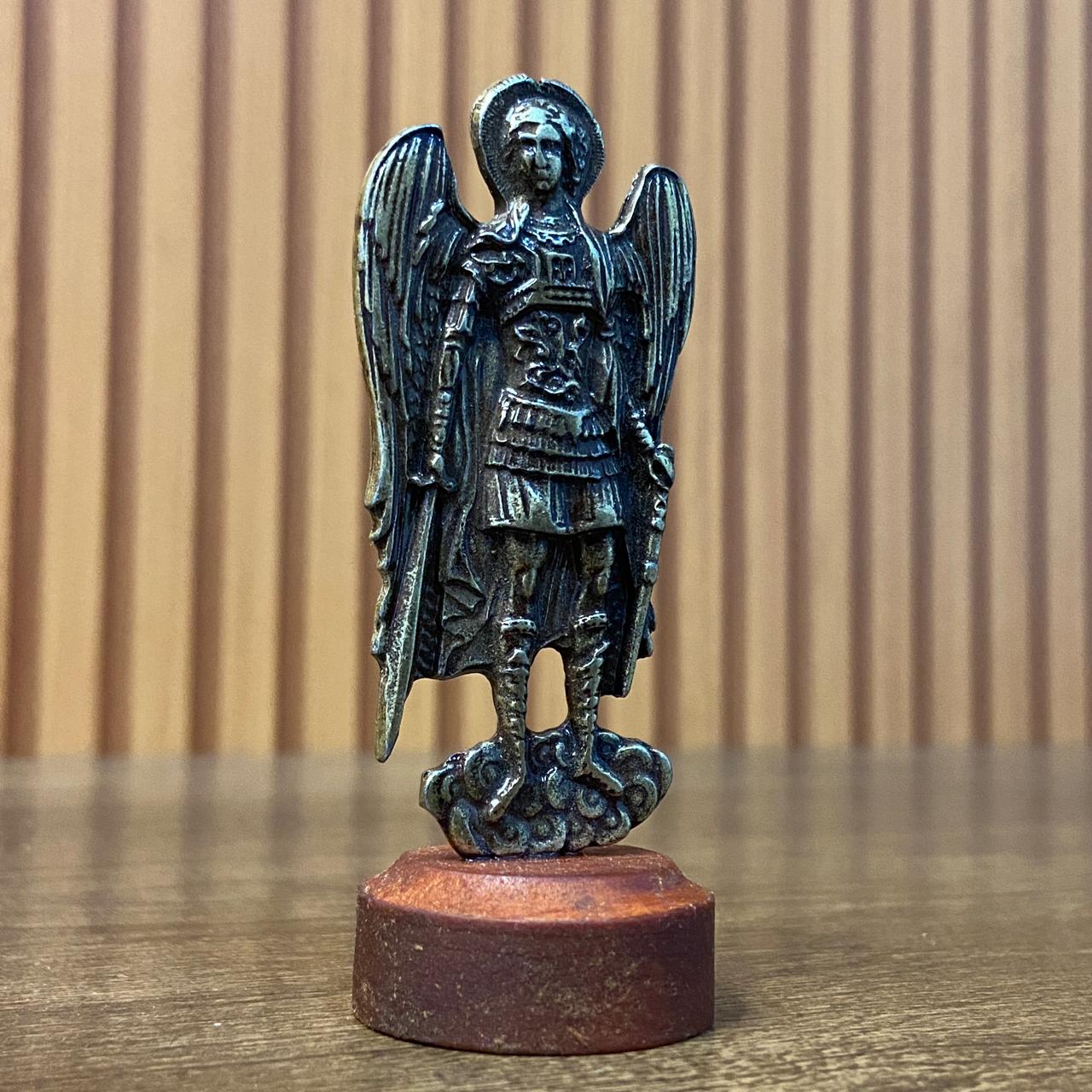 IMAGEM DE MESA METAL OURO VELHO SÃO MIGUEL ARCANJO COM BASE DE MADEIRA 09CM (1 UNIDADE)