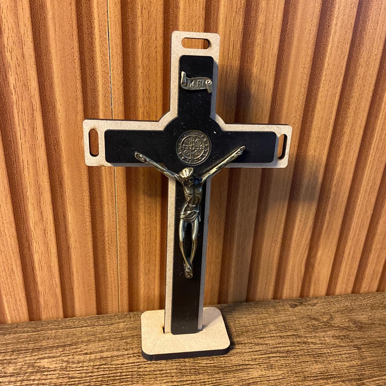 CRUCIFIXO MDF DE PAREDE E MESA MEDALHA SÃO BENTO 34CM (1 UNIDADE)