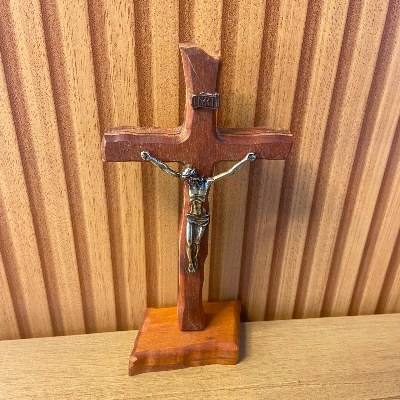 CRUCIFIXO MADEIRA DE MESA ONDULADO 20,5CM (1 UNIDADE)