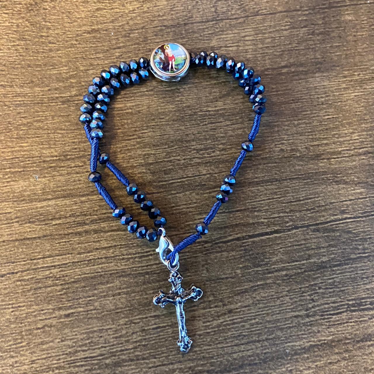 TERÇO PULSEIRA CRISTAL AZUL PETRÓLEO COM MEDALHA RESINADA SÃO SEBASTIÃO  (3 UNIDADES)