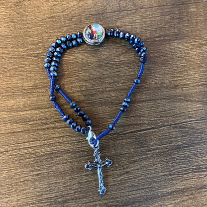 TERÇO PULSEIRA CRISTAL AZUL PETRÓLEO COM MEDALHA RESINADA SÃO SEBASTIÃO  (3 UNIDADES)