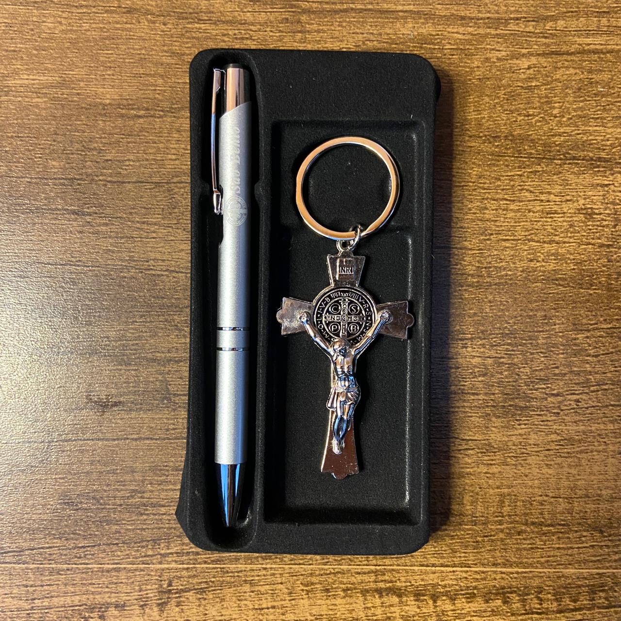 KIT CANETA COM CHAVEIRO CRUCIFIXO MEDALHA SÃO BENTO PRATA ( 1 UNIDADE)