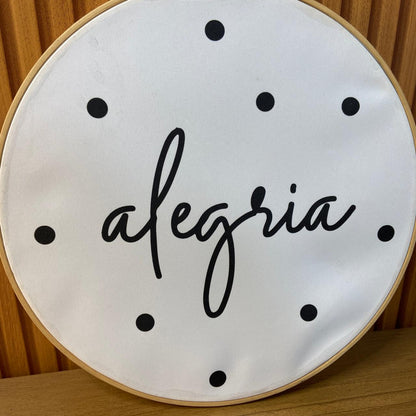 QUADRO DE TECIDO COM MOLDURA DE BAMBU ALEGRIA (1 UNIDADE)