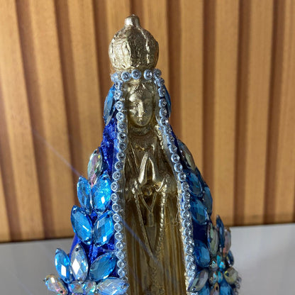 IMAGEM DE GESSO NOSSA SENHORA APARECIDA DOURADA E AZUL COM PEDRARIA 13,5CM (1 UNIDADE)