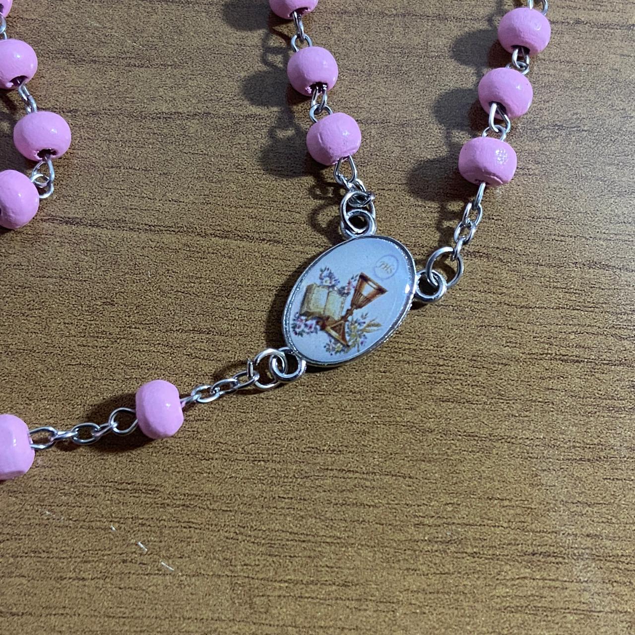 TERÇO DE MADEIRA ROSA EUCARISTIA 06MM (6 UNIDADES)