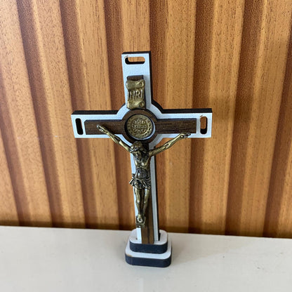 CRUCIFIXO MDF DE MESA BRANCO E TABACO  11,5CM (1 UNIDADE)