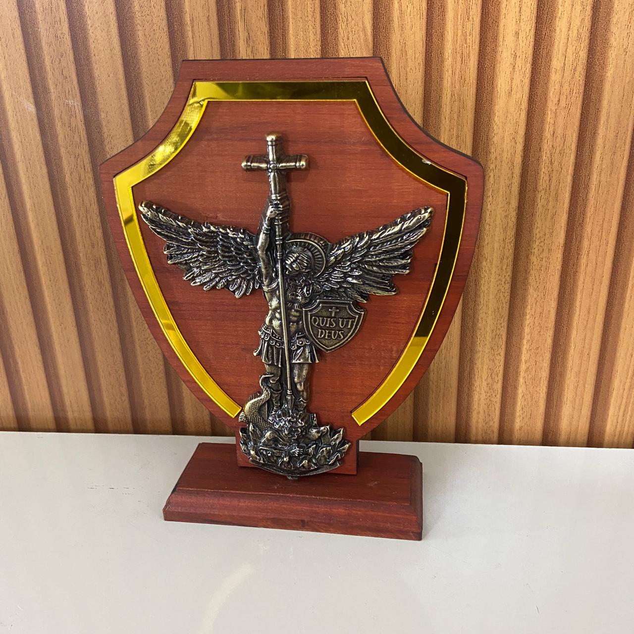 ADORNO DE MESA MADEIRA ESCUDO SÃO MIGUEL ARCANJO  METAL OURO VELHO 20CM (1 UNIDADE)