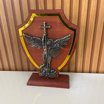 ADORNO DE MESA MADEIRA ESCUDO SÃO MIGUEL ARCANJO  METAL OURO VELHO 20CM (1 UNIDADE)