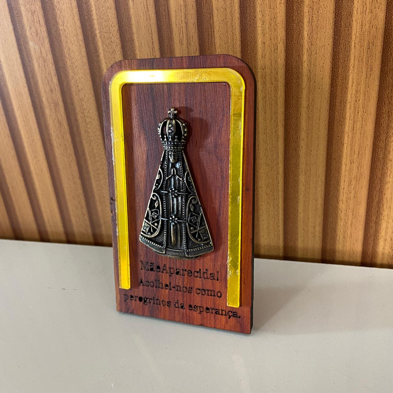 ADORNO DE MESA MADEIRA COM NOSSA SENHORA APARECIDA METAL OURO VELHO 13,5CM (1 UNIDADE)