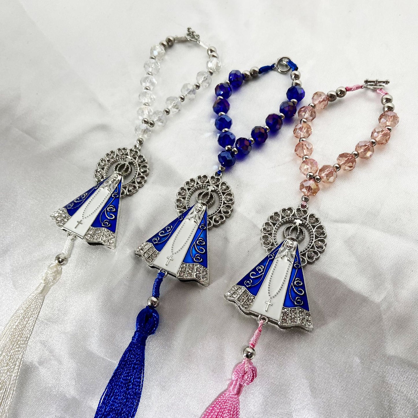 DEZENA PARA CARRO CRISTAL NOSSA SENHORA APARECIDA PRATEADA CORES SORTIDAS COM RESPLENDOR 10MM (3 UNIDADES)