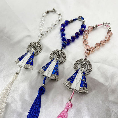 DEZENA PARA CARRO CRISTAL NOSSA SENHORA APARECIDA PRATEADA CORES SORTIDAS COM RESPLENDOR 10MM (3 UNIDADES)