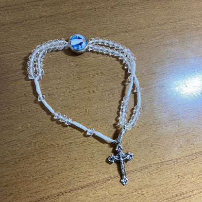 TERÇO PULSEIRA CRISTAL TRANSPARENTE COM MEDALHA RESINADA NOSSA SENHORA DAS GRAÇAS  (3 UNIDADES)