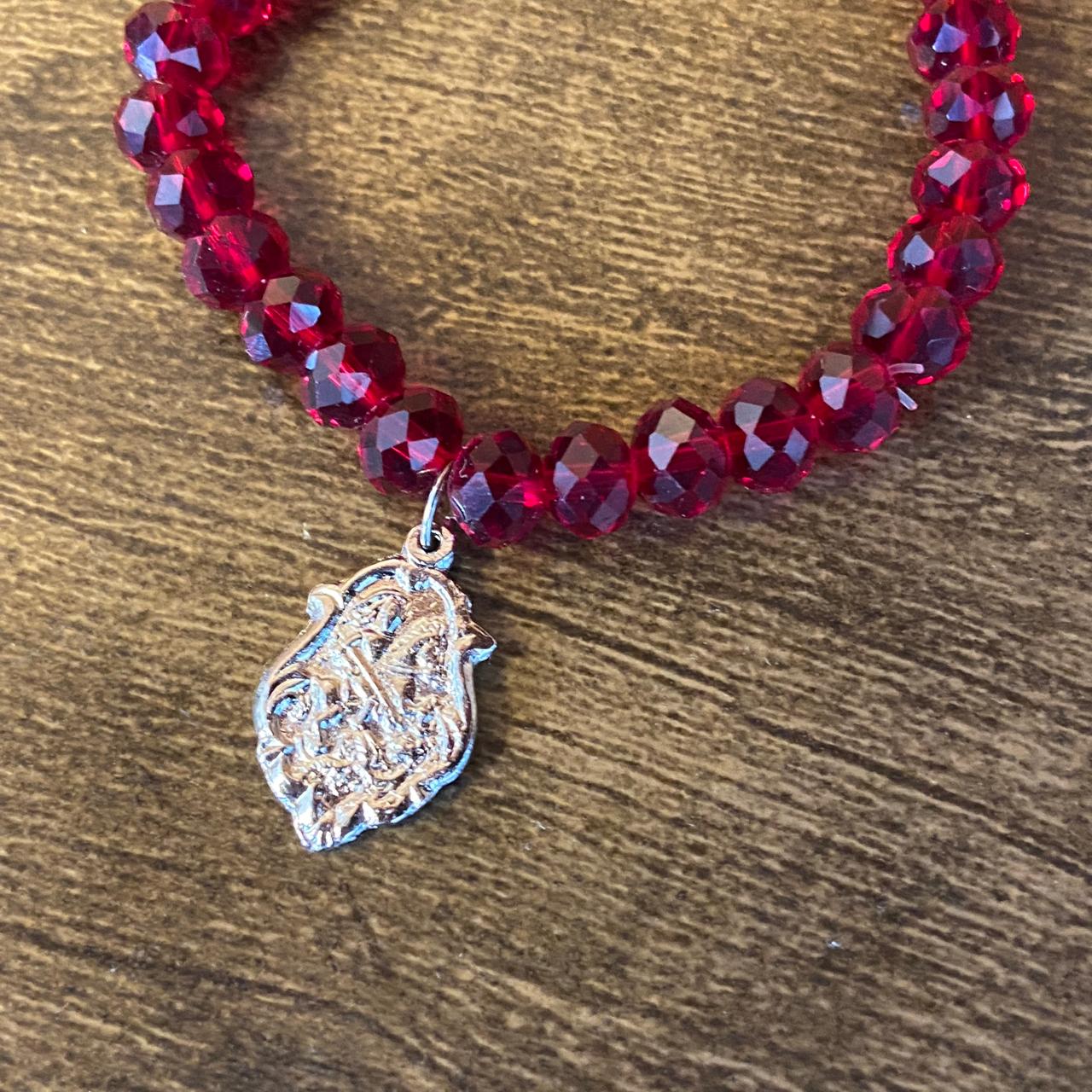 PULSEIRA CRISTAL VERMELHA COM MEDALHA PRATEADA SÃO JORGE (01 UNIDADE)