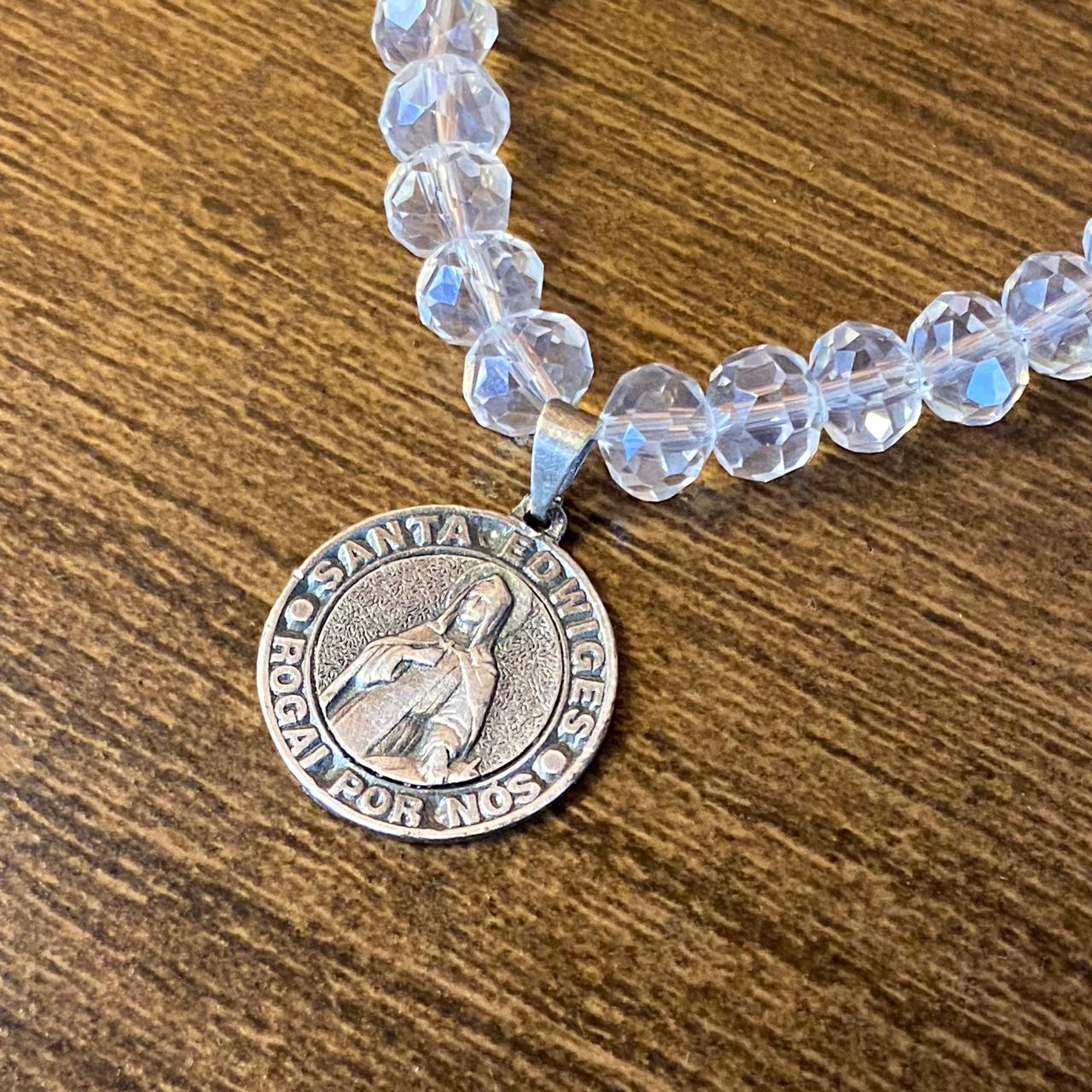 PULSEIRA CRISTAL COM MEDALHA PRATEADA SANTA EDWIGES (01 UNIDADE)