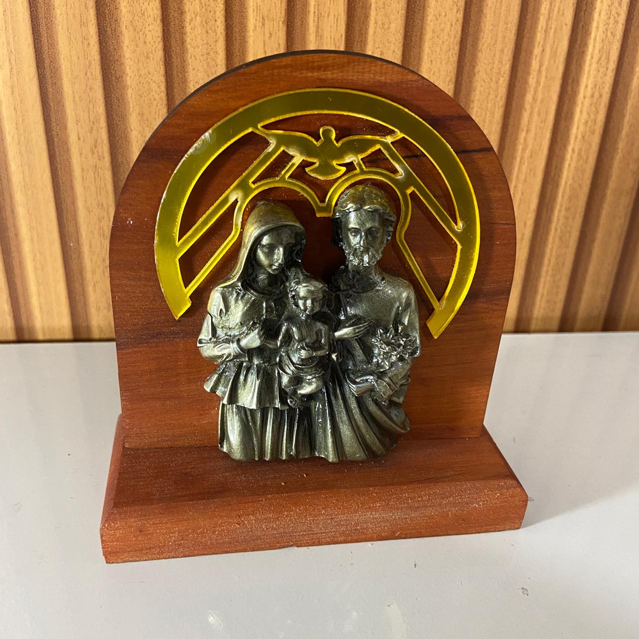 ADORNO DE MESA MADEIRA SAGRADA FAMÍLIA METAL OURO VELHO 13CM (1 UNIDADE)